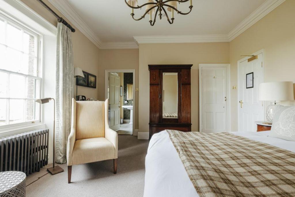 Victoria Hotel 4*